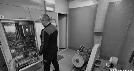 В машинном помещении также стоят специальные датчики, которые автоматически считывают, если там появляется кто-то чужой. По голосовой связи диспетчер задает вопрос — «свои»? И если действительно свои, механик включает сервисный ключ, а система показывает, кто из механиков работает на лифте и какие работы выполняет. Фото: Светлана Фролова