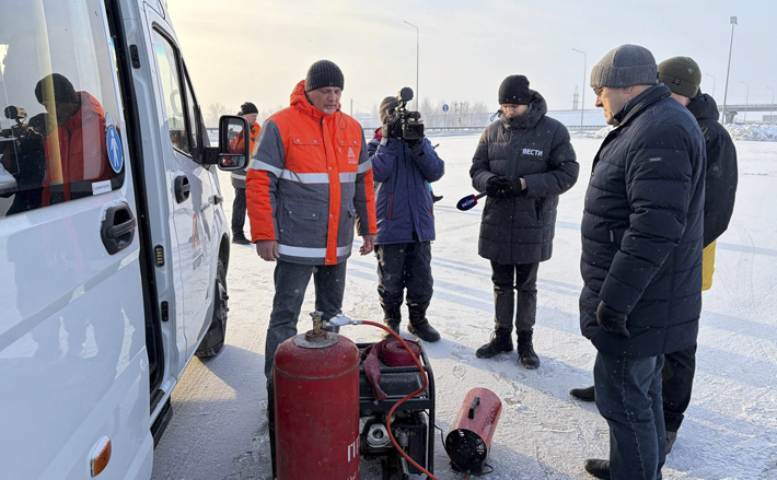 В 2025 году в Территориальное управление автомобильных дорог Новосибирской области поступило 39 заявок о необходимости оказания помощи на дороге. С начала 2026 года помогли уже троим водителям. Основными причинами для обращения были поломка транспортного средства или съезд с дороги. Фото: пресс-служба губернатора и правительства Новосибирской области