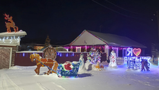 Талантам и креативу семьи Красновых можно только позавидовать — уже не первый год подряд они устраивают для односельчан настоящую новогоднюю сказку. Фото: Елена Юркина