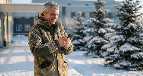 Реабилитационный сертификат для участников СВО, разработанный по инициативе губернатора Андрея Травникова, в минувшем году стал полностью электронным — получить его можно при помощи сервиса «Карта жителя Новосибирской области». Изображение сгенерировано nano-banana-pro