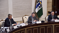 Роман Бурдин (в центре) отметил, что министерство регио­нальной политики совместно с Общественной палатой Новосибирской области готово оказывать всестороннюю методическую и программную поддержку в развитии форм участия населения в осуществлении местного самоуправления. Фото: пресс-служба правительства Новосибирской области