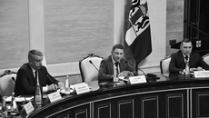 Роман Бурдин (в центре) отметил, что министерство регио­нальной политики совместно с Общественной палатой Новосибирской области готово оказывать всестороннюю методическую и программную поддержку в развитии форм участия населения в осуществлении местного самоуправления. Фото: пресс-служба правительства Новосибирской области