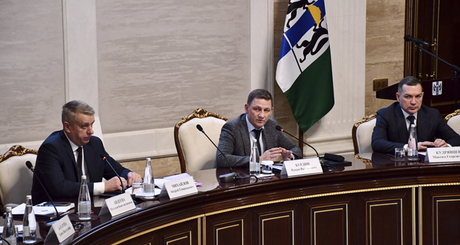 Роман Бурдин (в центре) отметил, что министерство регио­нальной политики совместно с Общественной палатой Новосибирской области готово оказывать всестороннюю методическую и программную поддержку в развитии форм участия населения в осуществлении местного самоуправления. Фото: пресс-служба правительства Новосибирской области