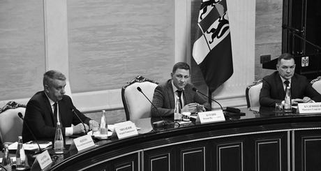 Роман Бурдин (в центре) отметил, что министерство регио­нальной политики совместно с Общественной палатой Новосибирской области готово оказывать всестороннюю методическую и программную поддержку в развитии форм участия населения в осуществлении местного самоуправления. Фото: пресс-служба правительства Новосибирской области