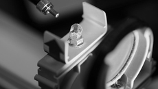 На первый взгляд, это просто желтый кристалл. Но машинное зрение вкупе с искусственным интеллектом может различить десятки оттенков. Фото предоставлено пресс-службой НГТУ НЭТИ