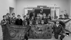 Юные десантники из Болотного бережно хранят флаг, побывавший на передовой. Фото: официальная страница отряда Юнармии «Гранит» МКОУ СОШ № 16 в социальной сети «ВКонтакте»
