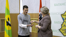 Льготнику из числа детей, оставшихся без попечения родителей, Антону Любимову ключи от новой квартиры вручила исполняющая обязанности главы Баганского района Ольга Пилипушка. Фото: bagan.nso.ru