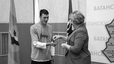 Льготнику из числа детей, оставшихся без попечения родителей, Антону Любимову ключи от новой квартиры вручила исполняющая обязанности главы Баганского района Ольга Пилипушка. Фото: bagan.nso.ru