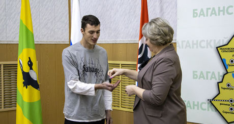 Льготнику из числа детей, оставшихся без попечения родителей, Антону Любимову ключи от новой квартиры вручила исполняющая обязанности главы Баганского района Ольга Пилипушка. Фото: bagan.nso.ru