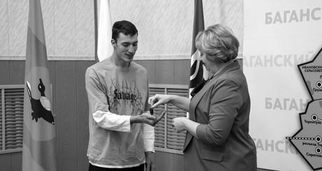 Льготнику из числа детей, оставшихся без попечения родителей, Антону Любимову ключи от новой квартиры вручила исполняющая обязанности главы Баганского района Ольга Пилипушка. Фото: bagan.nso.ru