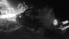 Есть случаи провала техники под лед, и владельцы зачастую вытаскивают автомобили свои­ми силами, не информируя МЧС. А еще чаще автотранспорт застревает на льду, что тоже опасно для жизни. Съемка спасения автомобиля, провалившегося под лед 7 января 2026 года. Фото: Василий Шульгин