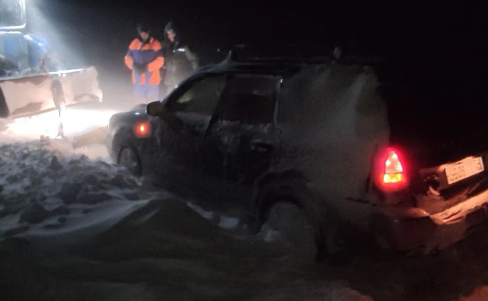 Есть случаи провала техники под лед, и владельцы зачастую вытаскивают автомобили свои­ми силами, не информируя МЧС. А еще чаще автотранспорт застревает на льду, что тоже опасно для жизни. Съемка спасения автомобиля, провалившегося под лед 7 января 2026 года. Фото: Василий Шульгин