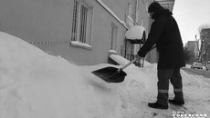 Собственники жилья должны знать, что отмостка считается конструктивным элементом здания, который необходимо чистить регулярно. Особенно это актуально при неустойчивых температурах. Если управляющая компания этого не делает, есть повод напомнить ей об обязанностях, а если нет реакции, то жаловаться, к примеру, в сервис «Госуслуги. Решаем вместе». Фото: Юлия Назаренко