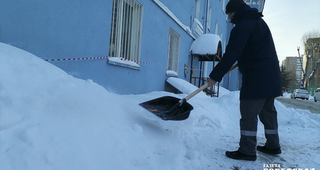 Собственники жилья должны знать, что отмостка считается конструктивным элементом здания, который необходимо чистить регулярно. Особенно это актуально при неустойчивых температурах. Если управляющая компания этого не делает, есть повод напомнить ей об обязанностях, а если нет реакции, то жаловаться, к примеру, в сервис «Госуслуги. Решаем вместе». Фото: Юлия Назаренко