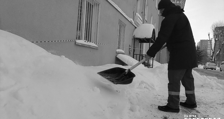 Собственники жилья должны знать, что отмостка считается конструктивным элементом здания, который необходимо чистить регулярно. Особенно это актуально при неустойчивых температурах. Если управляющая компания этого не делает, есть повод напомнить ей об обязанностях, а если нет реакции, то жаловаться, к примеру, в сервис «Госуслуги. Решаем вместе». Фото: Юлия Назаренко