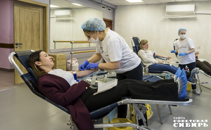 Депутат Екатерина Шалимова сдала кровь вместе с жителями района. Фото: Андрей Заржецкий