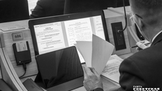 На сессии проект закона депутатам представил заместитель председателя правительства — министр региональной политики Новосибирской области Роман Бурдин. Фото: Андрей Заржецкий