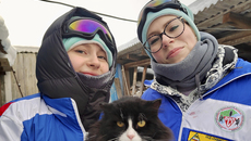 Хвостатый житель села Сергеевка Кыштовского района тоже пожелал вступить в отряд «Лавина» в теплых объятиях Анны Новиковой и Арины Конюховой. Отряд «Лавина» создан  на базе Новосибирского государственного университета экономики и управления, его бойцы не только убирают снег, но и показывают собственную концертную программу. Фото предоставлено Анной Мисюра