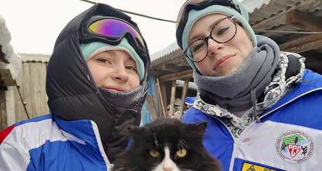 Хвостатый житель села Сергеевка Кыштовского района тоже пожелал вступить в отряд «Лавина» в теплых объятиях Анны Новиковой и Арины Конюховой. Отряд «Лавина» создан  на базе Новосибирского государственного университета экономики и управления, его бойцы не только убирают снег, но и показывают собственную концертную программу. Фото предоставлено Анной Мисюра