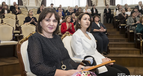 Мы уже третье поколение, — говорит преподаватель. — Первыми учителями были наши бабушки, затем — родители, а уж потом и наша очередь подошла.  Фото: Андрей Заржецкий