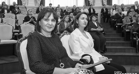 Мы уже третье поколение, — говорит преподаватель. — Первыми учителями были наши бабушки, затем — родители, а уж потом и наша очередь подошла.  Фото: Андрей Заржецкий