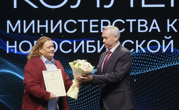 Благодарность министра культуры Российской Федерации «За большой вклад в развитие культуры и многолетнюю плодотворную работу» объявлена актрисе театра «На левом берегу» Татьяне Шуликовой. Награду вручил лично губернатор Новосибирской области Андрей Травников. Фото: nso.ru