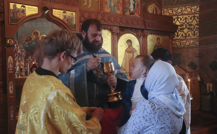 Причащение за Божественной литургией в день Покрова Пресвятой Богородицы в храме во имя святого апостола и евангелиста Луки в городе Купино. Фото из архива Храма