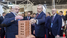 Глава региона с интересом осмотрел выставку «Стройсиба». Фото: Андрей Заржецкий