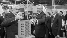 Глава региона с интересом осмотрел выставку «Стройсиба». Фото: Андрей Заржецкий