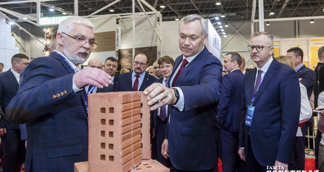 Глава региона с интересом осмотрел выставку «Стройсиба». Фото: Андрей Заржецкий