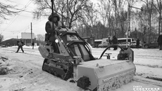 Хорошее «эхо» декабря: вчера в Кировском районе показали, как работает новая малогабаритная машина, которую производят в Новосибирске: агрегат со сменным оборудованием способен зимой скалывать лед, а летом — косить траву. Технику в декабре 2025-го представили районным администрациям и ДЭУ. Кировская приобрела. Теперь «Макстем» чистит, в частности, остановки. Фото: Андрей Заржецкий