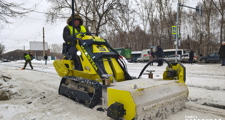 Хорошее «эхо» декабря: вчера в Кировском районе показали, как работает новая малогабаритная машина, которую производят в Новосибирске: агрегат со сменным оборудованием способен зимой скалывать лед, а летом — косить траву. Технику в декабре 2025-го представили районным администрациям и ДЭУ. Кировская приобрела. Теперь «Макстем» чистит, в частности, остановки. Фото: Андрей Заржецкий