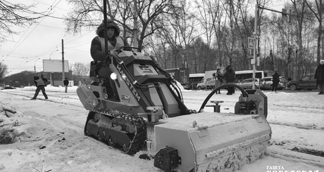 Хорошее «эхо» декабря: вчера в Кировском районе показали, как работает новая малогабаритная машина, которую производят в Новосибирске: агрегат со сменным оборудованием способен зимой скалывать лед, а летом — косить траву. Технику в декабре 2025-го представили районным администрациям и ДЭУ. Кировская приобрела. Теперь «Макстем» чистит, в частности, остановки. Фото: Андрей Заржецкий