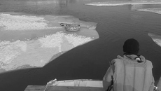 Поиски школьницы, сорвавшейся в Обь с «плюшки» в минувший четверг, спасатели ведут с помощью эхолота, исследуя звуковыми волнами донный рель­еф и толщу воды. Для этого датчик на штанге опускается в полынью или пробуренную лунку. Фото: МАСС