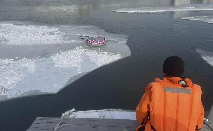 Поиски школьницы, сорвавшейся в Обь с «плюшки» в минувший четверг, спасатели ведут с помощью эхолота, исследуя звуковыми волнами донный рель­еф и толщу воды. Для этого датчик на штанге опускается в полынью или пробуренную лунку. Фото: МАСС