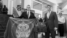 Герой России Егор Захаров передал в музейный фонд флаг НВВКУ и боевой бронежилет. Фото: Андрей Заржецкий