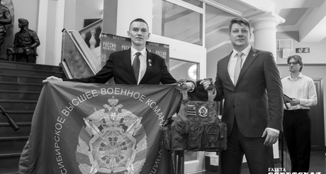 Герой России Егор Захаров передал в музейный фонд флаг НВВКУ и боевой бронежилет. Фото: Андрей Заржецкий