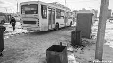 Конечная автобуса «№39» выглядит, как и многие прочие, неуютно и неустроенно. Но здесь хотя бы есть туалетная кабинка. Фото: Андрей Заржецкий 