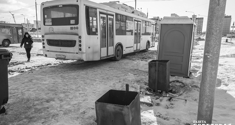 Конечная автобуса «№39» выглядит, как и многие прочие, неуютно и неустроенно. Но здесь хотя бы есть туалетная кабинка. Фото: Андрей Заржецкий 