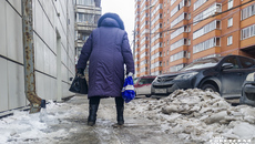 Этой зимой даже поход за продуктами превращается в настоящее испытание на ловкость, особенно для пенсионеров. Фото: Андрей Заржецкий