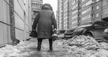 Этой зимой даже поход за продуктами превращается в настоящее испытание на ловкость, особенно для пенсионеров. Фото: Андрей Заржецкий