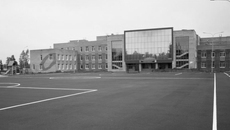 Новая современная Марусинская школа №24 в Новосибирском районе открыла двери 1 сентября 2025 года для 885 ребят. Здесь учатся дети из разных населенных пунктов, в том числе растущих коттеджных поселков. Фото: пресс-служба Законодательного собрания Новосибирской области 