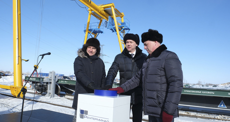 В конце февраля на территории ОЭЗ «Новосибирск» начал работу сверхсовременный вагоноремонтный комплекс. Его открытие обес­печит мощный синергетический эффект, превращая Новосибирскую агломерацию в один из самых технологичных логистических кластеров Сибири. В открытии комплекса принял участие губернатор Андрей Травников. Фото: Пресс-служба правительства Новосибирской области