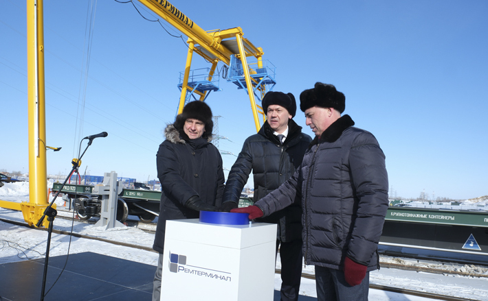 В конце февраля на территории ОЭЗ «Новосибирск» начал работу сверхсовременный вагоноремонтный комплекс. Его открытие обес­печит мощный синергетический эффект, превращая Новосибирскую агломерацию в один из самых технологичных логистических кластеров Сибири. В открытии комплекса принял участие губернатор Андрей Травников. Фото: Пресс-служба правительства Новосибирской области