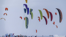 Развитием сноукайтинга занимается региональная федерация парусного спорта, которая объединяет около 100 спортсменов-парусников, парусные школы и детские секции. Фото: Андрей Заржецкий