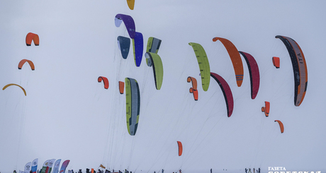 Развитием сноукайтинга занимается региональная федерация парусного спорта, которая объединяет около 100 спортсменов-парусников, парусные школы и детские секции. Фото: Андрей Заржецкий