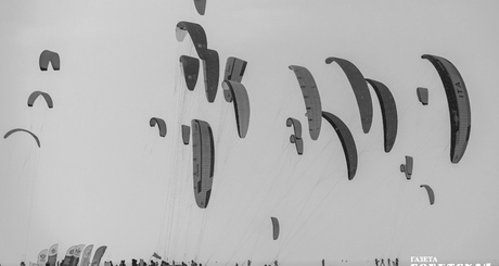 Развитием сноукайтинга занимается региональная федерация парусного спорта, которая объединяет около 100 спортсменов-парусников, парусные школы и детские секции. Фото: Андрей Заржецкий