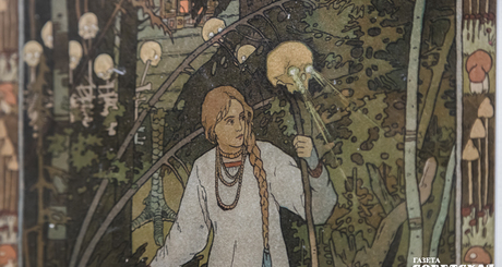 В каждой иллюстрации заключен большой смысл. «Если говорить о «Василисе», раньше детей в 14–15 лет отправляли в лес: мол, если вернется, значит он уже взрослый, готов к сложностям взрослой жизни. Мне нравится серия «Царь Салтан» — здесь есть параллели с японской гравюрой. Автор не только использует в своих работах русские орнаменты, он изучал и модерн, и японскую гравюру. Сама серия развивается как театральная постановка: что происходило, как развивалось и чем закончилось — все-таки град стоит и продолжает жить,» — рассказывает Олеся Погадаева. Фото: Андрей Заржецкий