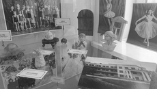 На выставке представлены изделия, созданные, в основном, из осколков посуды и бутылок. Она открылась 3 марта и в течение месяца будет принимать гостей. А потом поедет дальше — график расписан на год. Фото: Елена Иванова