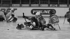 Суровый бой ведет ледовая дружина — команда «Космос» приступила к тренировкам. Раньше эти ребята сражались на фронте, а теперь осваивают тонкости самой мужской игры — хоккея. Фото: пресс-служба правительства Новосибирской области